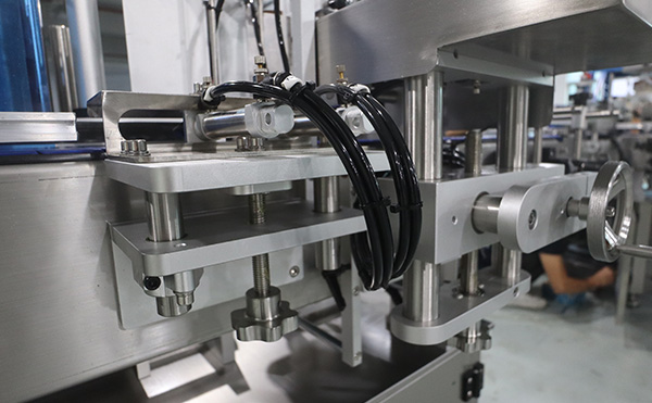 緩存打印貼標機,貼標機設備,轉角貼標機